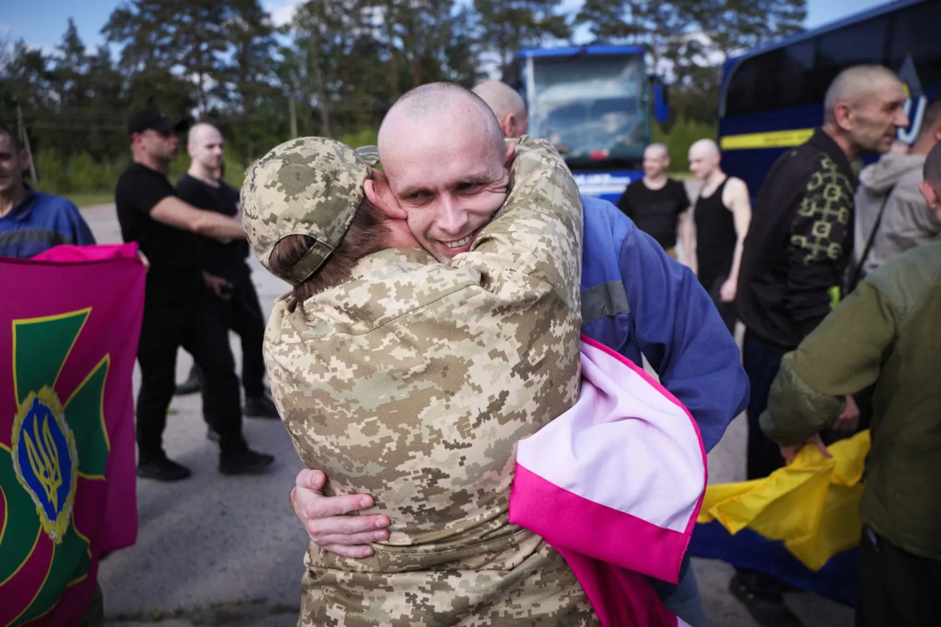 На цьому фото з роздаткового матеріалу, опублікованому 23 травня 2025 року, зображено українських військовополонених (ВПО) після обміну на тлі нападу Росії на Україну в невідомому місці в Україні